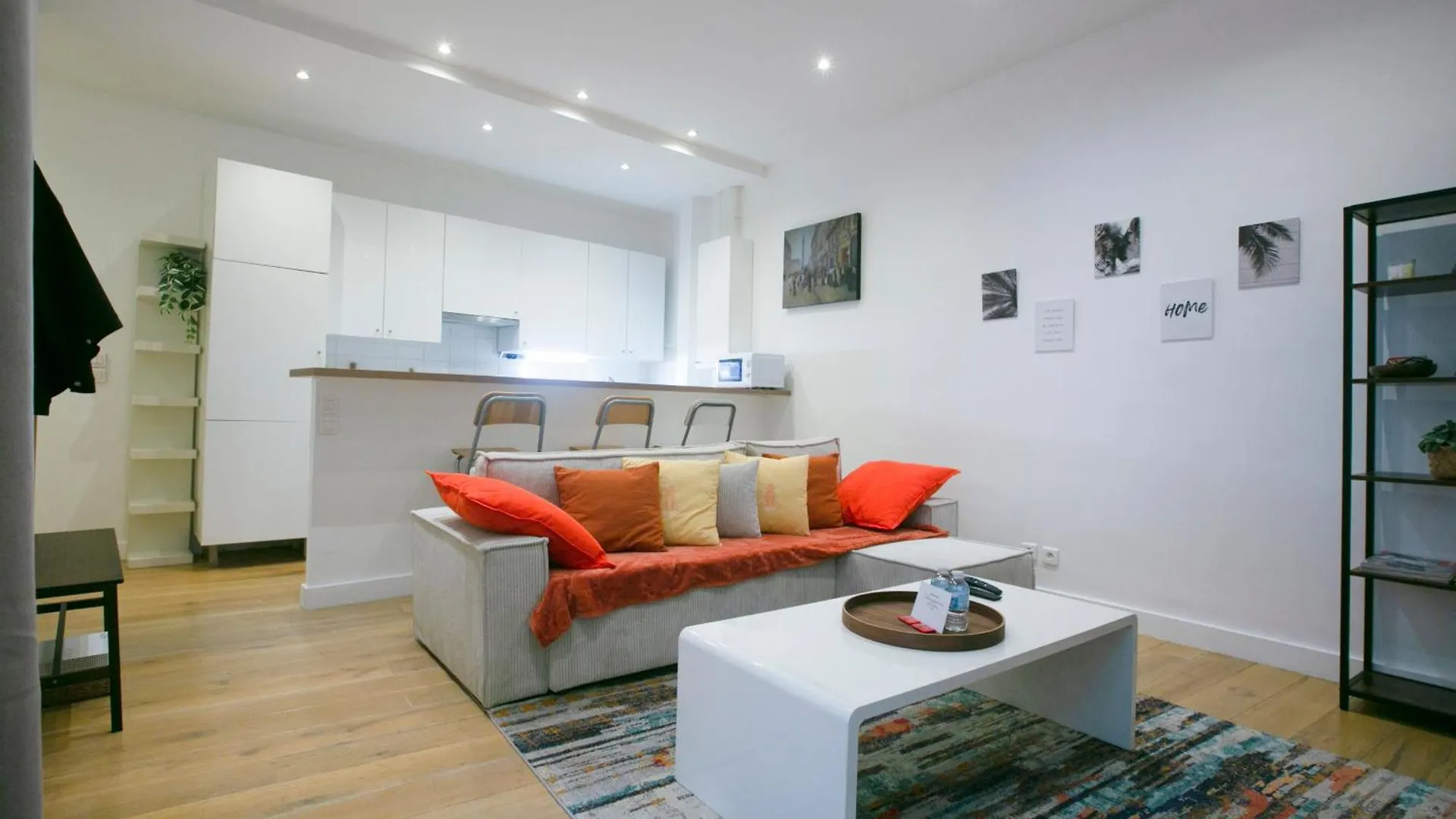Warm 2 Bedrooms Apartement - C38 パリ フランス