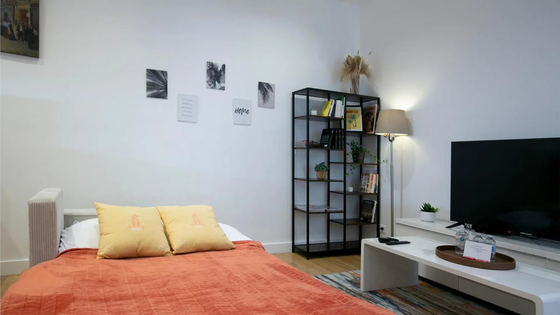 Warm 2 Bedrooms Apartement - C38 パリ 0*,