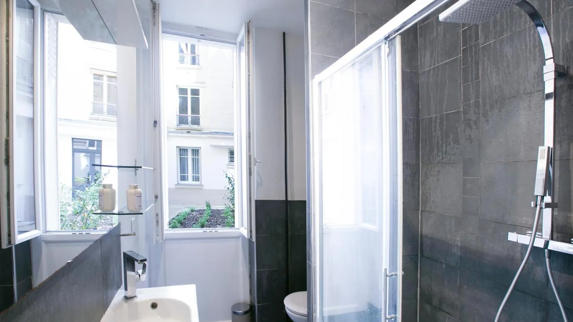 Warm 2 Bedrooms Apartement - C38 パリ 0*,  フランス